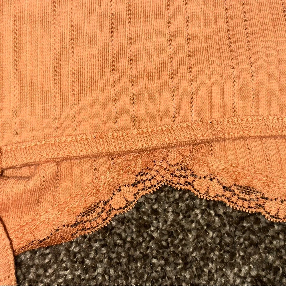 V Neck Lace Detail Adjustable Strap Spaghetti Strap Cropped Tank Top - Picture 6 of 6